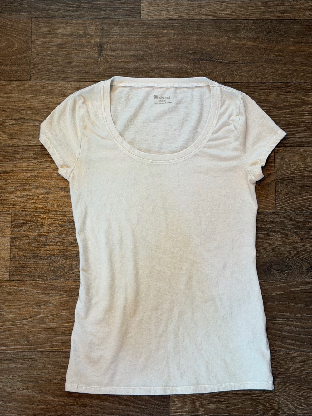 No Boundaries White Short Sleeve Scoop Neck T-Shirt Size XS
